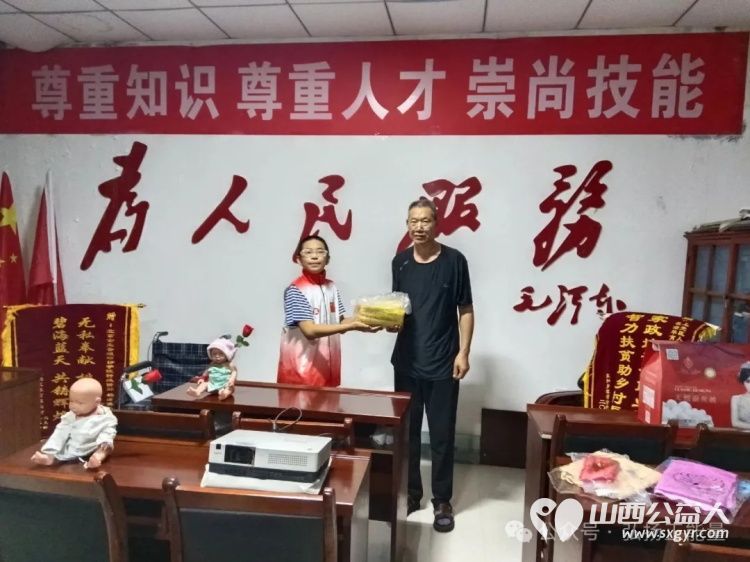 慰问退役军人传承红色基因 长治市正能量公益协会海燕教育培训团队志愿者郭亚轩同学购买了慰问品对上党区黎岭村的三位退役军人进行了慰问 - 第5张 - 山西公益人 慰问退役军人传承红色基因 长治市正能量公益协会海燕教育培训团队志愿者郭亚轩同学购买了慰问品对上党区黎岭村的三位退役军人进行了慰问 - 第5张