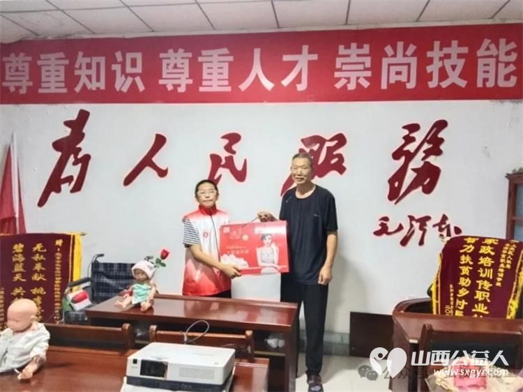 慰问退役军人传承红色基因 长治市正能量公益协会海燕教育培训团队志愿者郭亚轩同学购买了慰问品对上党区黎岭村的三位退役军人进行了慰问 - 第4张 - 山西公益人 慰问退役军人传承红色基因 长治市正能量公益协会海燕教育培训团队志愿者郭亚轩同学购买了慰问品对上党区黎岭村的三位退役军人进行了慰问 - 第4张