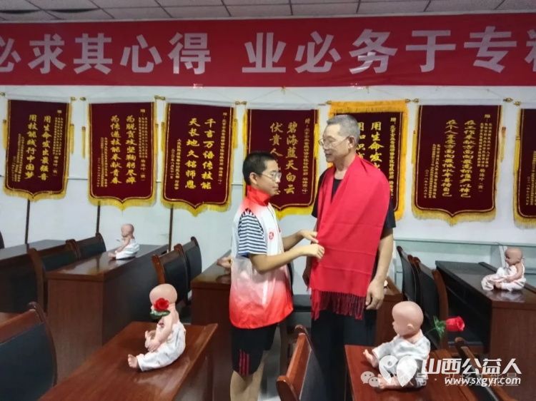 慰问退役军人传承红色基因 长治市正能量公益协会海燕教育培训团队志愿者郭亚轩同学购买了慰问品对上党区黎岭村的三位退役军人进行了慰问 - 第3张 - 山西公益人 慰问退役军人传承红色基因 长治市正能量公益协会海燕教育培训团队志愿者郭亚轩同学购买了慰问品对上党区黎岭村的三位退役军人进行了慰问 - 第3张