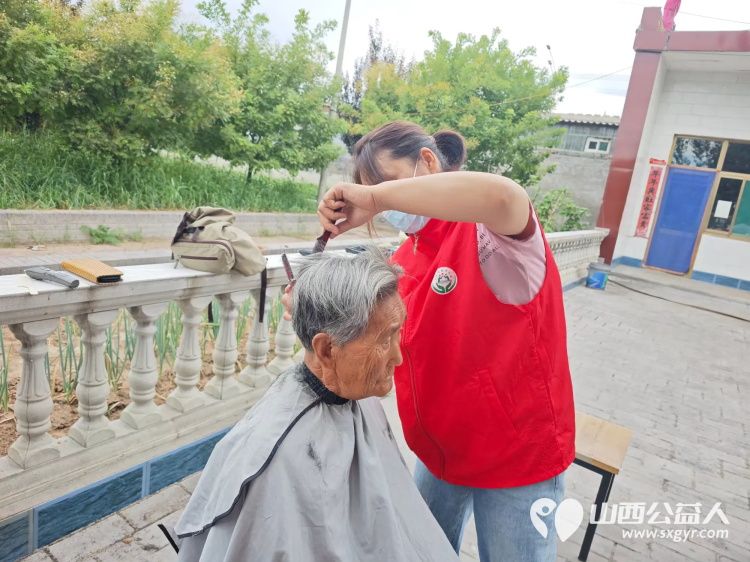 介休市敬老协会孝善行之敬老助老活动2025年8月9日在义安镇礼世村举行在村委为60岁以上所有老人们爱心理发义诊 - 第6张