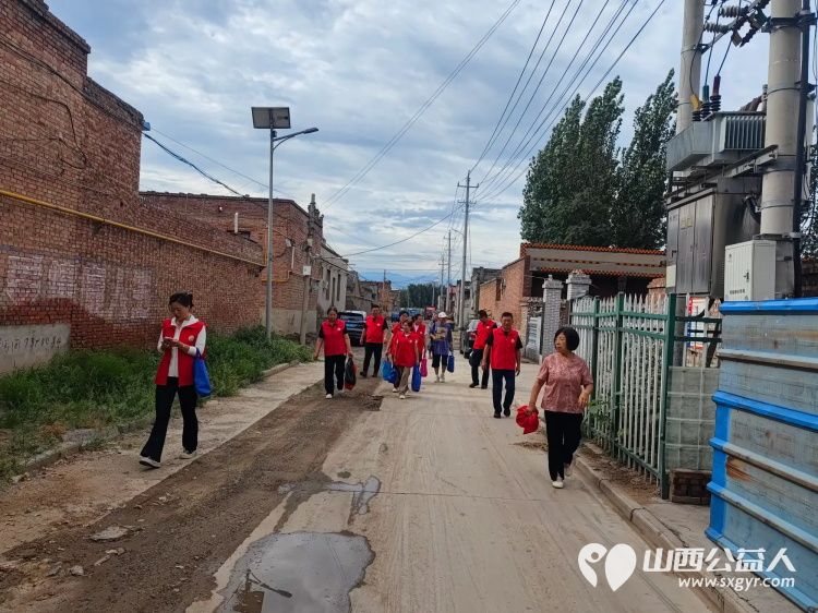 介休市敬老协会组织志愿者来到介休市义安镇礼世村入户特困老人83岁张旺山家中为老人擦玻璃打扫室内外卫生包饺子 - 第2张