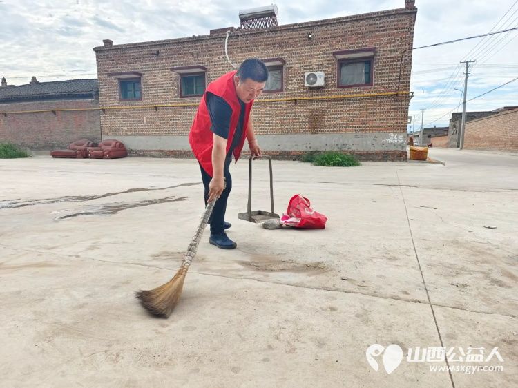 介休市敬老协会组织志愿者来到介休市义安镇礼世村入户特困老人83岁张旺山家中为老人擦玻璃打扫室内外卫生包饺子 - 第11张