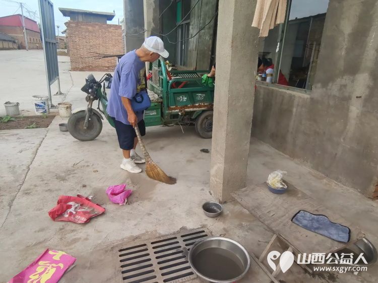 介休市敬老协会组织志愿者来到介休市义安镇礼世村入户特困老人83岁张旺山家中为老人擦玻璃打扫室内外卫生包饺子 - 第10张