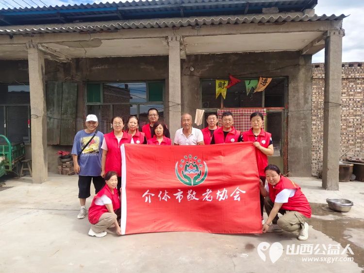 介休市敬老协会组织志愿者来到介休市义安镇礼世村入户特困老人83岁张旺山家中为老人擦玻璃打扫室内外卫生包饺子 - 第1张