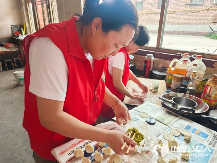介休市敬老协会组织志愿者来到介休市义安镇礼世村入户特困老人83岁张旺山家中为老人擦玻璃打扫室内外卫生包饺子 - 第12张