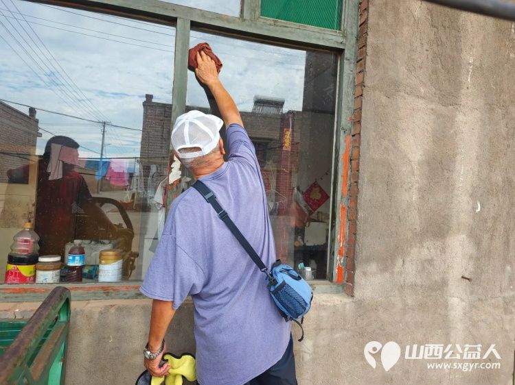 介休市敬老协会组织志愿者来到介休市义安镇礼世村入户特困老人83岁张旺山家中为老人擦玻璃打扫室内外卫生包饺子 - 第5张