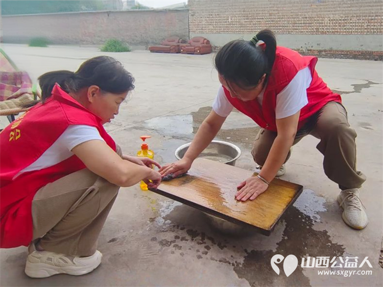 介休市敬老协会组织志愿者来到介休市义安镇礼世村入户特困老人83岁张旺山家中为老人擦玻璃打扫室内外卫生包饺子 - 第18张