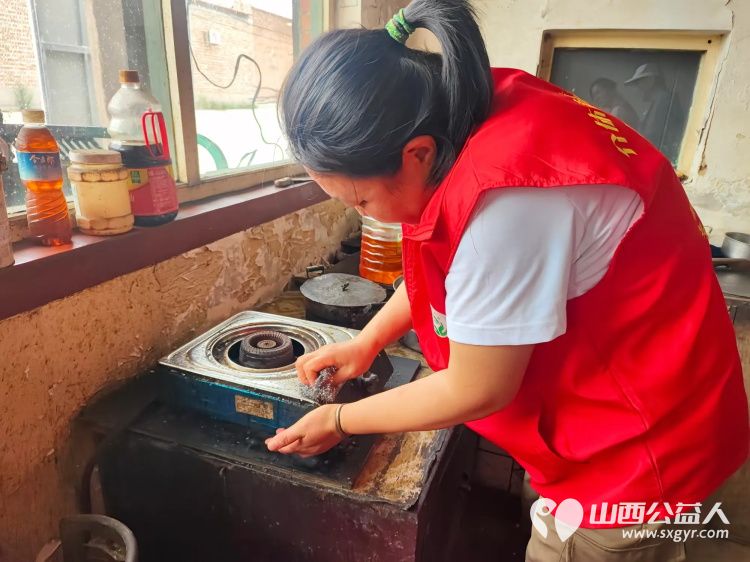 介休市敬老协会组织志愿者来到介休市义安镇礼世村入户特困老人83岁张旺山家中为老人擦玻璃打扫室内外卫生包饺子 - 第9张