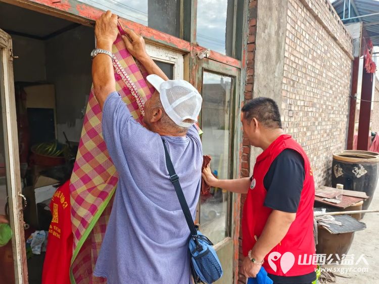 介休市敬老协会组织志愿者来到介休市义安镇礼世村入户特困老人83岁张旺山家中为老人擦玻璃打扫室内外卫生包饺子 - 第16张