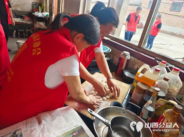 介休市敬老协会组织志愿者来到介休市义安镇礼世村入户特困老人83岁张旺山家中为老人擦玻璃打扫室内外卫生包饺子 - 第14张