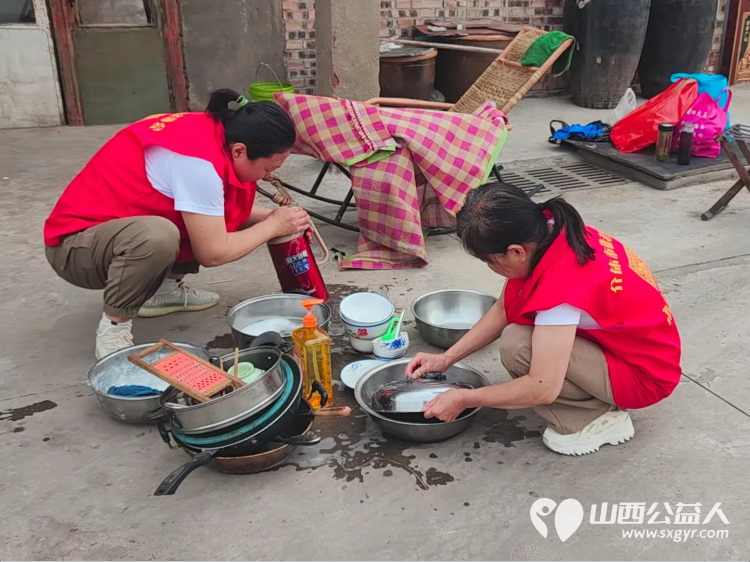 介休市敬老协会组织志愿者来到介休市义安镇礼世村入户特困老人83岁张旺山家中为老人擦玻璃打扫室内外卫生包饺子 - 第7张