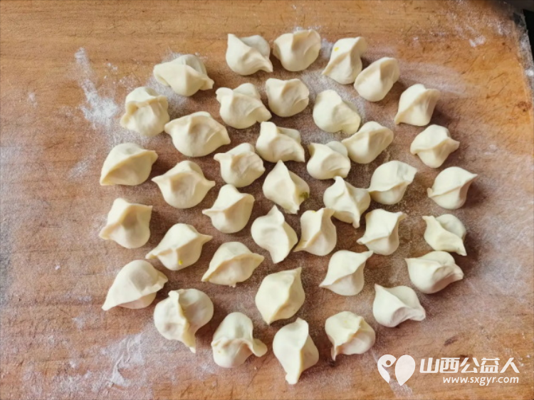 介休市敬老协会组织志愿者来到介休市义安镇礼世村入户特困老人83岁张旺山家中为老人擦玻璃打扫室内外卫生包饺子 - 第13张