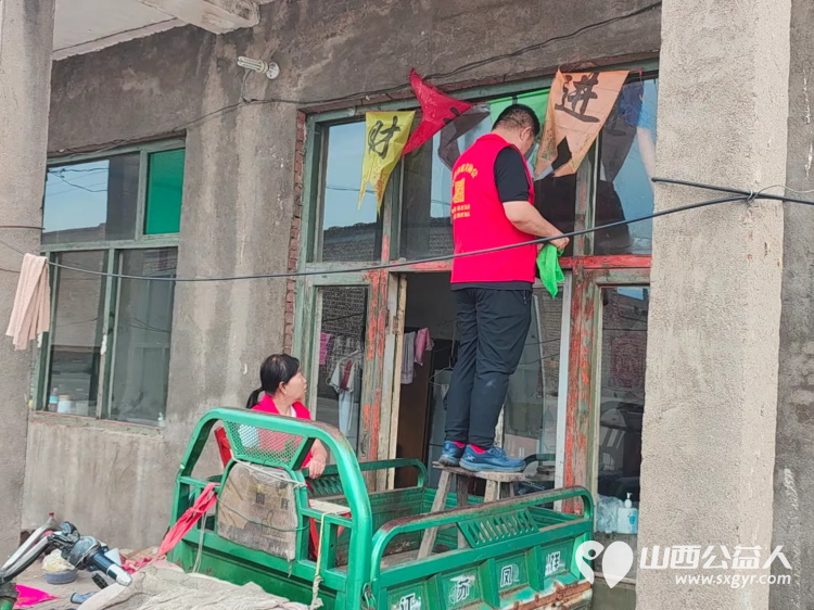 介休市敬老协会组织志愿者来到介休市义安镇礼世村入户特困老人83岁张旺山家中为老人擦玻璃打扫室内外卫生包饺子 - 第3张