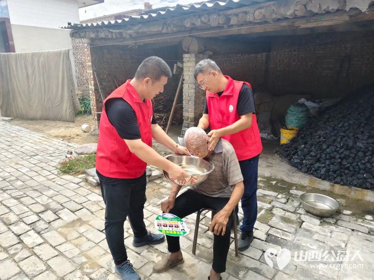 志愿者在义安镇礼世村入户特困老人81岁赵国玉家中为老人洗漱洗脚剪指甲打扫室内外卫生包饺子介休市敬老协会为老人送一份儿女般的关爱 - 第2张