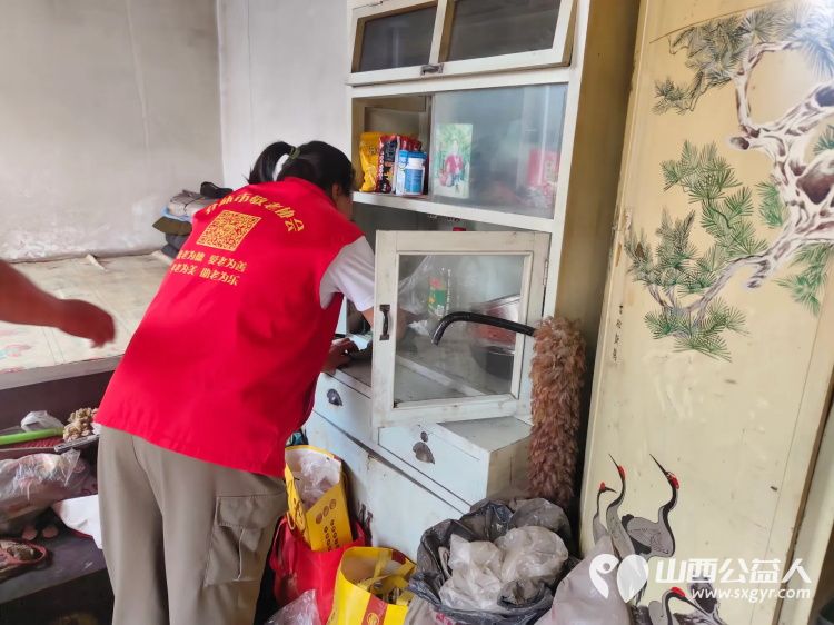 志愿者在义安镇礼世村入户特困老人81岁赵国玉家中为老人洗漱洗脚剪指甲打扫室内外卫生包饺子介休市敬老协会为老人送一份儿女般的关爱 - 第20张