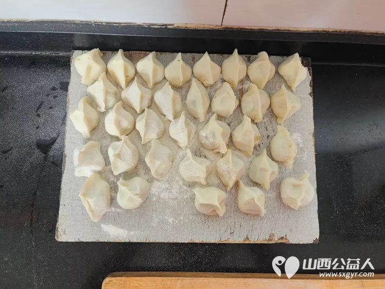 志愿者在义安镇礼世村入户特困老人81岁赵国玉家中为老人洗漱洗脚剪指甲打扫室内外卫生包饺子介休市敬老协会为老人送一份儿女般的关爱 - 第16张