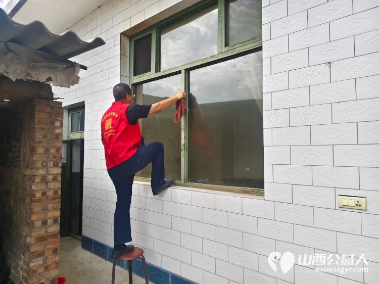 志愿者在义安镇礼世村入户特困老人81岁赵国玉家中为老人洗漱洗脚剪指甲打扫室内外卫生包饺子介休市敬老协会为老人送一份儿女般的关爱 - 第13张