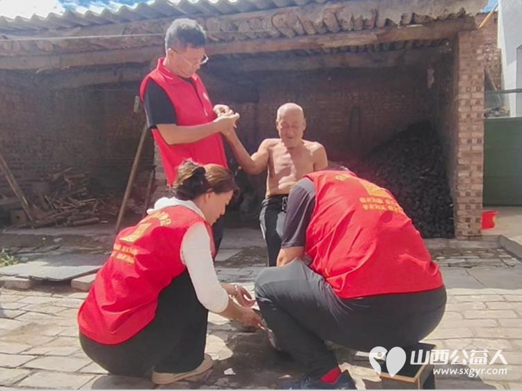 志愿者在义安镇礼世村入户特困老人81岁赵国玉家中为老人洗漱洗脚剪指甲打扫室内外卫生包饺子介休市敬老协会为老人送一份儿女般的关爱 - 第5张