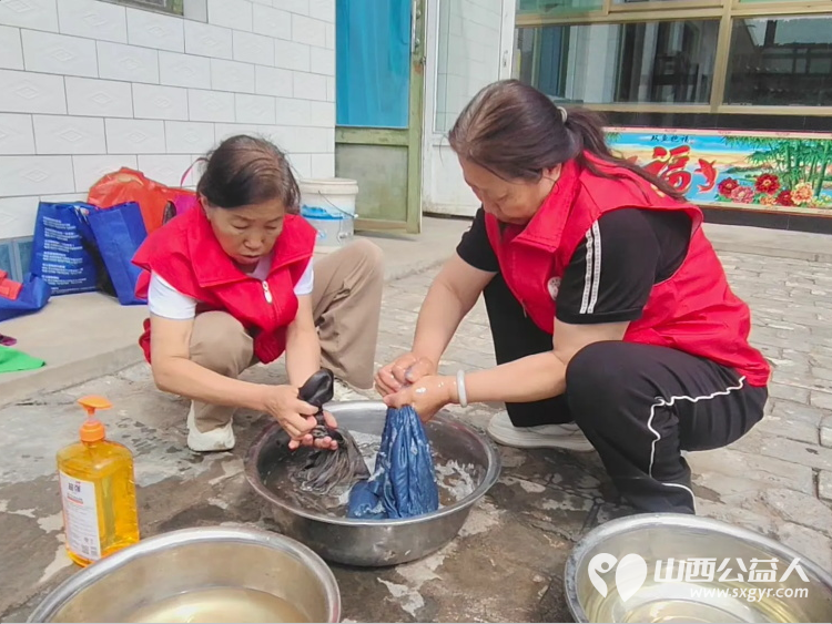 志愿者在义安镇礼世村入户特困老人81岁赵国玉家中为老人洗漱洗脚剪指甲打扫室内外卫生包饺子介休市敬老协会为老人送一份儿女般的关爱 - 第8张