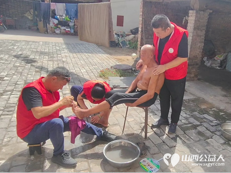 志愿者在义安镇礼世村入户特困老人81岁赵国玉家中为老人洗漱洗脚剪指甲打扫室内外卫生包饺子介休市敬老协会为老人送一份儿女般的关爱 - 第4张