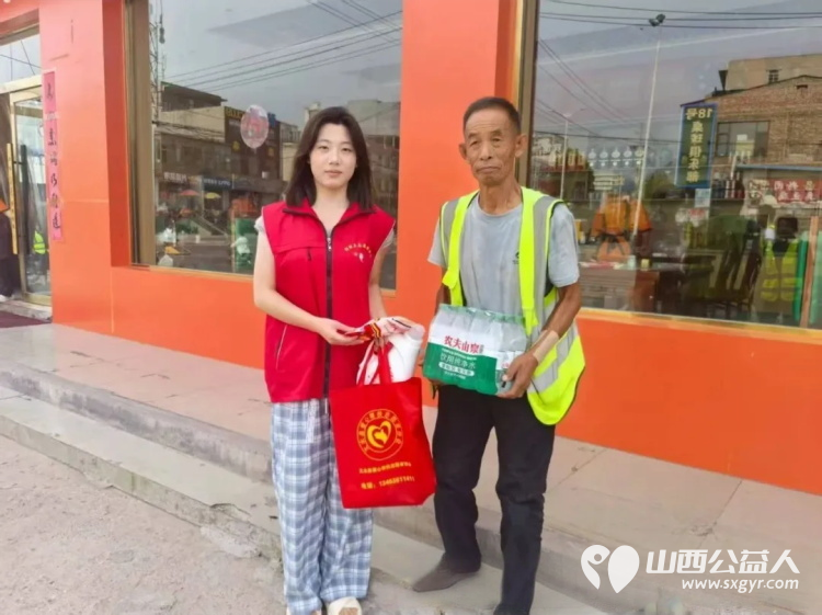 文水县爱心帮扶志愿者协会开展夏日送清凉关爱环卫工活动志愿者们带着防暑降温物资前往县城的大街小巷慰问坚守岗位的环卫工人为他们送去清凉与关怀 - 第10张