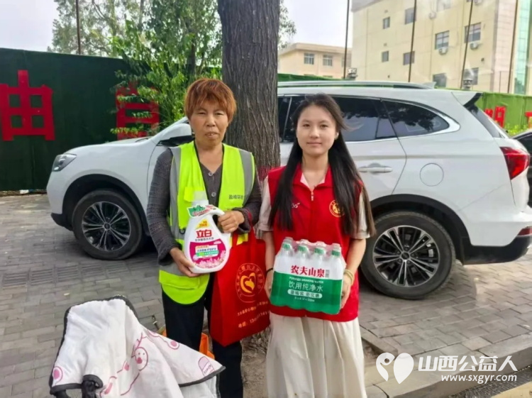 文水县爱心帮扶志愿者协会开展夏日送清凉关爱环卫工活动志愿者们带着防暑降温物资前往县城的大街小巷慰问坚守岗位的环卫工人为他们送去清凉与关怀 - 第14张