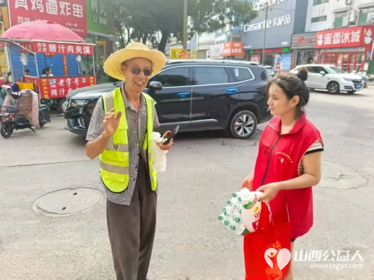 文水县爱心帮扶志愿者协会开展夏日送清凉关爱环卫工活动志愿者们带着防暑降温物资前往县城的大街小巷慰问坚守岗位的环卫工人为他们送去清凉与关怀 - 第13张
