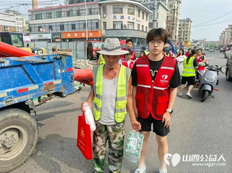文水县爱心帮扶志愿者协会开展夏日送清凉关爱环卫工活动志愿者们带着防暑降温物资前往县城的大街小巷慰问坚守岗位的环卫工人为他们送去清凉与关怀 - 第12张
