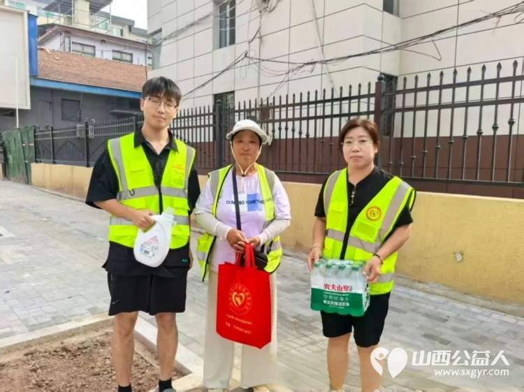 文水县爱心帮扶志愿者协会开展夏日送清凉关爱环卫工活动志愿者们带着防暑降温物资前往县城的大街小巷慰问坚守岗位的环卫工人为他们送去清凉与关怀 - 第11张