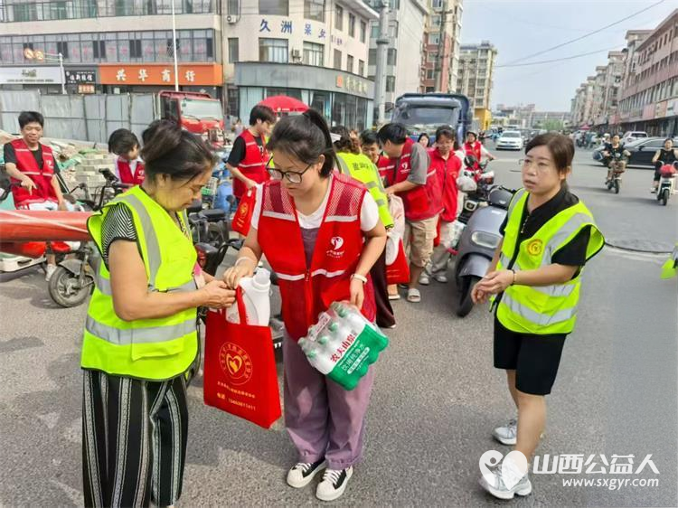 文水县爱心帮扶志愿者协会开展夏日送清凉关爱环卫工活动志愿者们带着防暑降温物资前往县城的大街小巷慰问坚守岗位的环卫工人为他们送去清凉与关怀 - 第4张