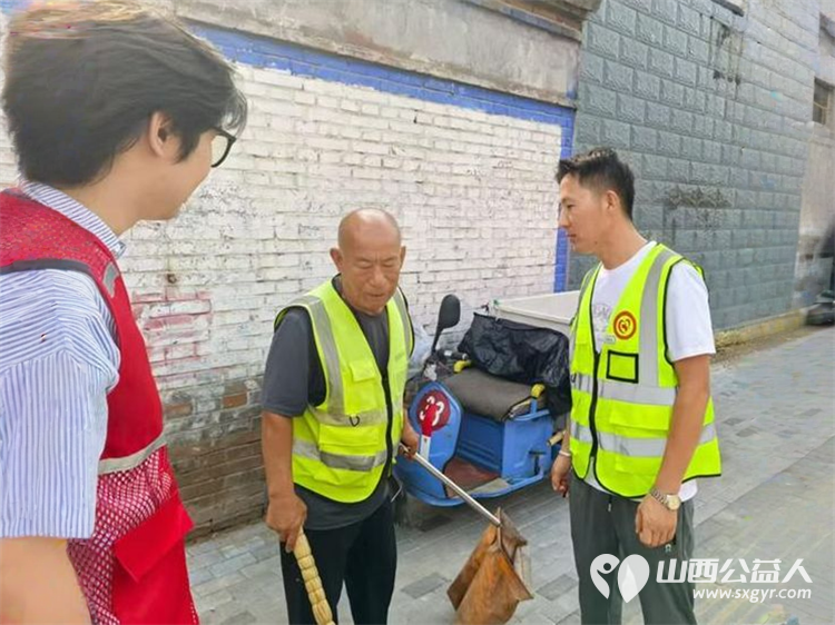 文水县爱心帮扶志愿者协会开展夏日送清凉关爱环卫工活动志愿者们带着防暑降温物资前往县城的大街小巷慰问坚守岗位的环卫工人为他们送去清凉与关怀 - 第7张