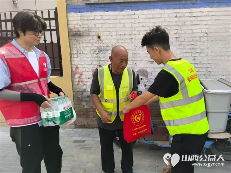 文水县爱心帮扶志愿者协会开展夏日送清凉关爱环卫工活动志愿者们带着防暑降温物资前往县城的大街小巷慰问坚守岗位的环卫工人为他们送去清凉与关怀 - 第9张