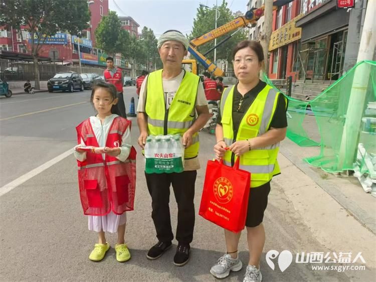 文水县爱心帮扶志愿者协会开展夏日送清凉关爱环卫工活动志愿者们带着防暑降温物资前往县城的大街小巷慰问坚守岗位的环卫工人为他们送去清凉与关怀 - 第8张