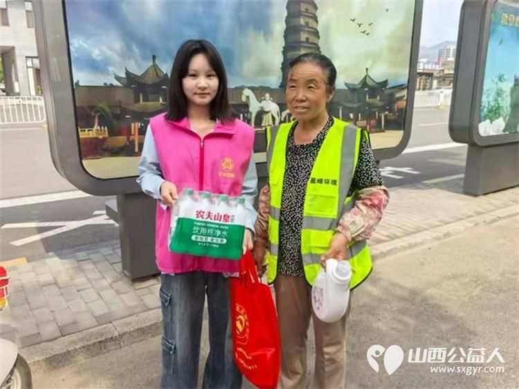 文水县爱心帮扶志愿者协会开展夏日送清凉关爱环卫工活动志愿者们带着防暑降温物资前往县城的大街小巷慰问坚守岗位的环卫工人为他们送去清凉与关怀 - 第5张