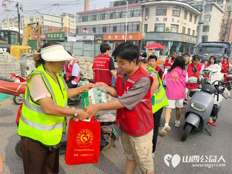 文水县爱心帮扶志愿者协会开展夏日送清凉关爱环卫工活动志愿者们带着防暑降温物资前往县城的大街小巷慰问坚守岗位的环卫工人为他们送去清凉与关怀 - 第3张