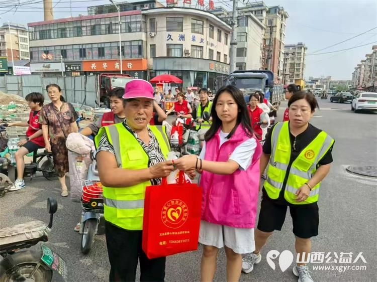 文水县爱心帮扶志愿者协会开展夏日送清凉关爱环卫工活动志愿者们带着防暑降温物资前往县城的大街小巷慰问坚守岗位的环卫工人为他们送去清凉与关怀 - 第2张