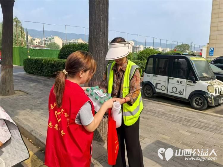 文水县爱心帮扶志愿者协会开展夏日送清凉关爱环卫工活动志愿者们带着防暑降温物资前往县城的大街小巷慰问坚守岗位的环卫工人为他们送去清凉与关怀 - 第6张