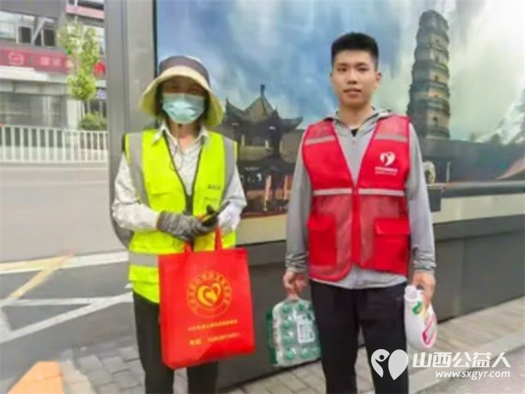 文水县爱心帮扶志愿者协会开展夏日送清凉关爱环卫工活动志愿者们带着防暑降温物资前往县城的大街小巷慰问坚守岗位的环卫工人为他们送去清凉与关怀 - 第18张