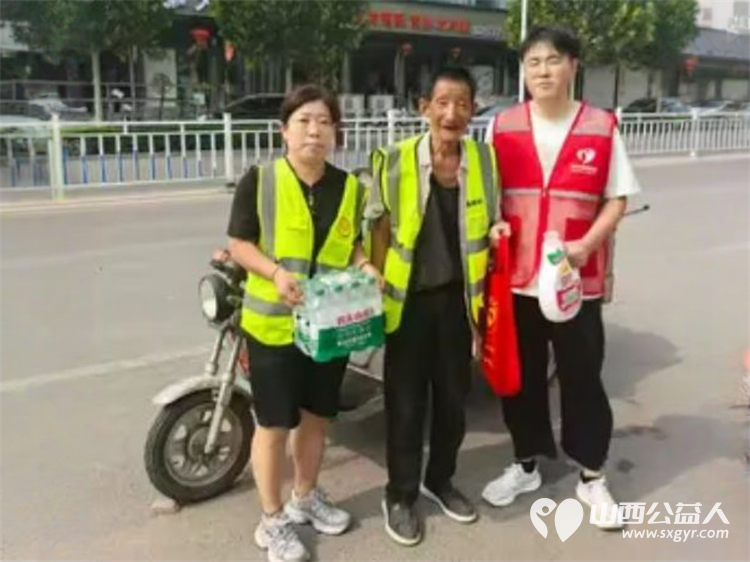 文水县爱心帮扶志愿者协会开展夏日送清凉关爱环卫工活动志愿者们带着防暑降温物资前往县城的大街小巷慰问坚守岗位的环卫工人为他们送去清凉与关怀 - 第16张