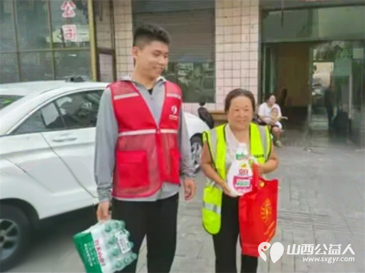 文水县爱心帮扶志愿者协会开展夏日送清凉关爱环卫工活动志愿者们带着防暑降温物资前往县城的大街小巷慰问坚守岗位的环卫工人为他们送去清凉与关怀 - 第17张