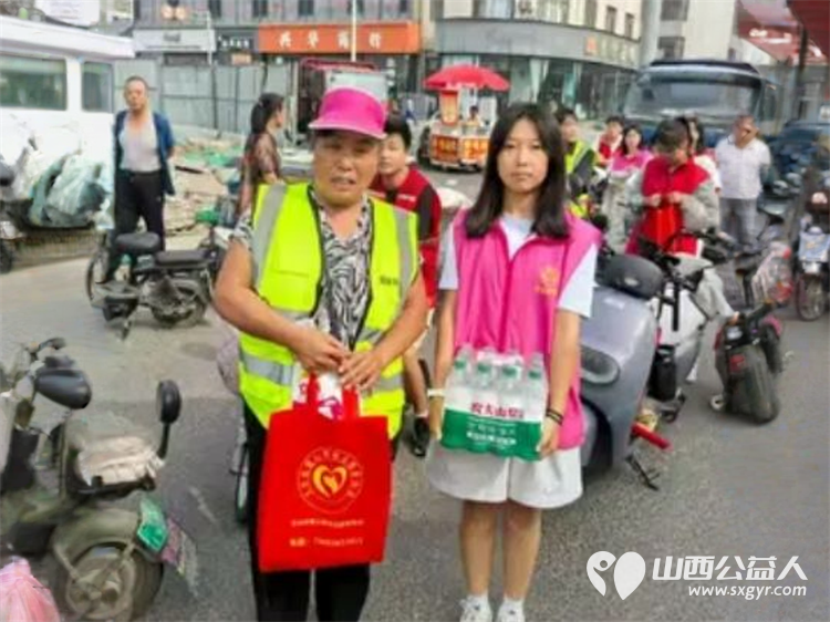 文水县爱心帮扶志愿者协会开展夏日送清凉关爱环卫工活动志愿者们带着防暑降温物资前往县城的大街小巷慰问坚守岗位的环卫工人为他们送去清凉与关怀 - 第15张