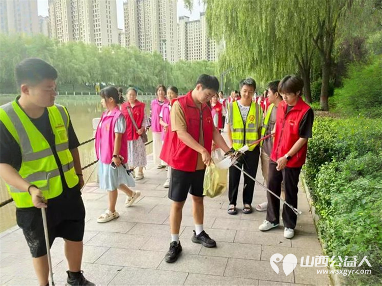 8月9日文水县爱心帮扶志愿者协会组织志愿者开展了文峪河河道清洁活动大学生志愿者们积极参与 - 第2张 - 山西公益人 8月9日文水县爱心帮扶志愿者协会组织志愿者开展了文峪河河道清洁活动大学生志愿者们积极参与 - 第2张