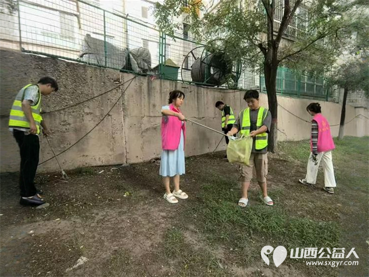 8月9日文水县爱心帮扶志愿者协会组织志愿者开展了文峪河河道清洁活动大学生志愿者们积极参与 - 第8张 - 山西公益人 8月9日文水县爱心帮扶志愿者协会组织志愿者开展了文峪河河道清洁活动大学生志愿者们积极参与 - 第8张
