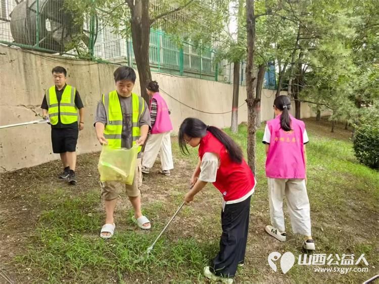 8月9日文水县爱心帮扶志愿者协会组织志愿者开展了文峪河河道清洁活动大学生志愿者们积极参与 - 第4张 - 山西公益人 8月9日文水县爱心帮扶志愿者协会组织志愿者开展了文峪河河道清洁活动大学生志愿者们积极参与 - 第4张