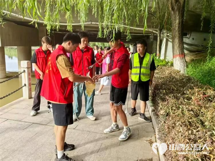 8月9日文水县爱心帮扶志愿者协会组织志愿者开展了文峪河河道清洁活动大学生志愿者们积极参与 - 第5张 - 山西公益人 8月9日文水县爱心帮扶志愿者协会组织志愿者开展了文峪河河道清洁活动大学生志愿者们积极参与 - 第5张