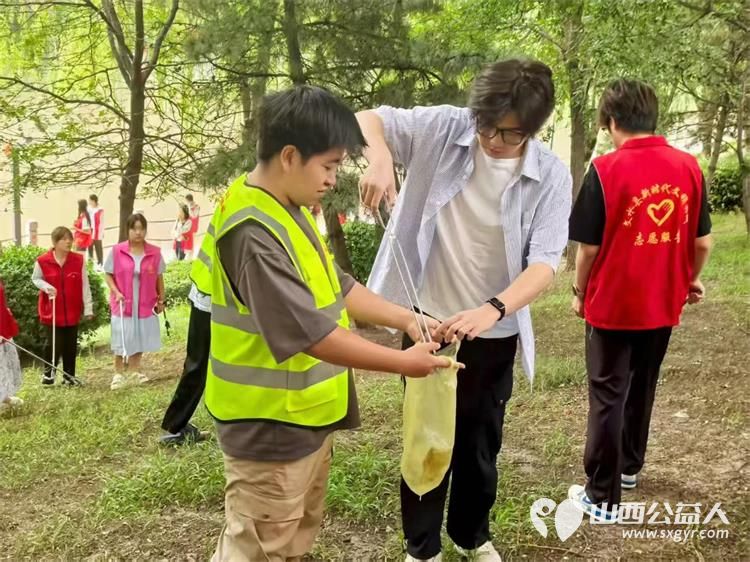 8月9日文水县爱心帮扶志愿者协会组织志愿者开展了文峪河河道清洁活动大学生志愿者们积极参与 - 第6张 - 山西公益人 8月9日文水县爱心帮扶志愿者协会组织志愿者开展了文峪河河道清洁活动大学生志愿者们积极参与 - 第6张