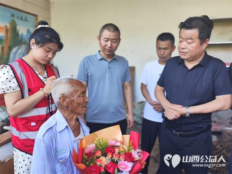中国公益在线·忻州爱心工作站部分志愿者们走进奇村镇分别看望了抗战老兵为老兵们分别送去了米面及慰问金 - 第5张