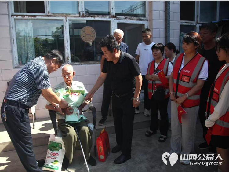中国公益在线·忻州爱心工作站部分志愿者们走进奇村镇分别看望了抗战老兵为老兵们分别送去了米面及慰问金 - 第3张