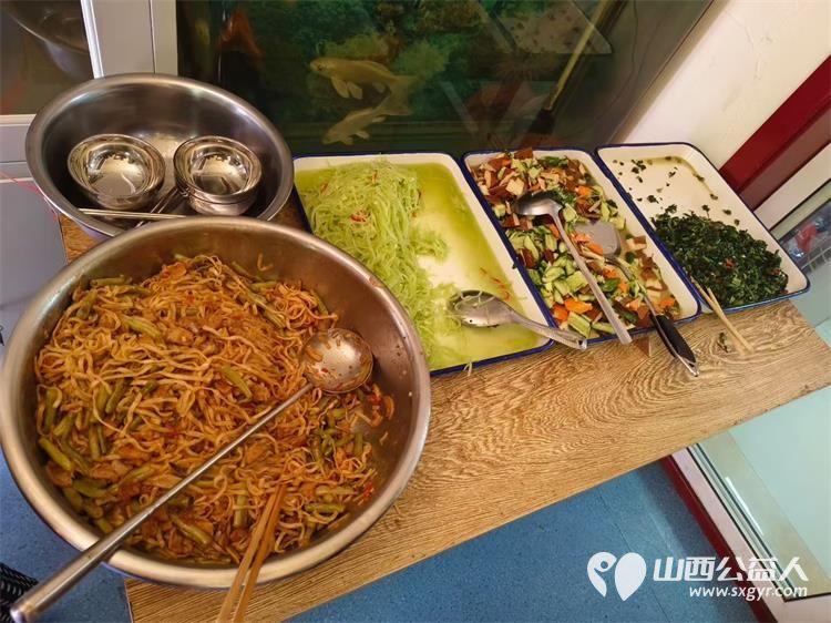 太原市窦大姐志愿者团队服务红志协承接的山西省灯塔慈善救助基金会关爱老人的幸福食堂免费午餐项目 - 第8张
