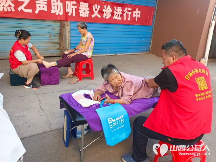 志愿服务进社区健康活动暖人心----介休市敬老协会志愿者2025年8月13日走进西关街道汾秀街社区为社区60岁以上所有老人们爱心理发按摩理疗义诊 - 第18张 - 山西公益人 志愿服务进社区健康活动暖人心----介休市敬老协会志愿者2025年8月13日走进西关街道汾秀街社区为社区60岁以上所有老人们爱心理发按摩理疗义诊 - 第18张